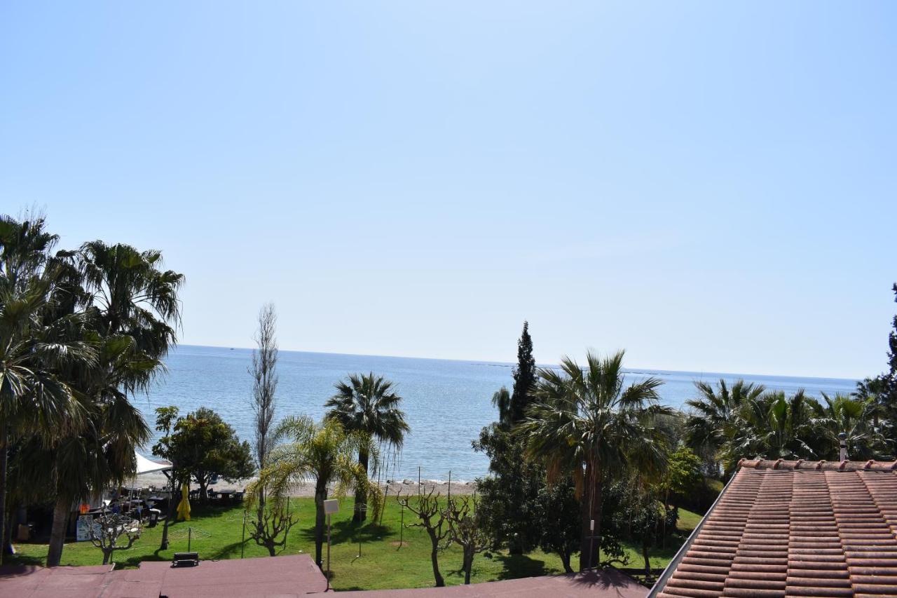 Andreas & Melanie Beach Hotel Гавернос-Бич Экстерьер фото